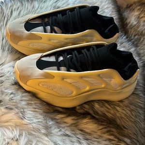 Yeezy 700 V3 - brand new